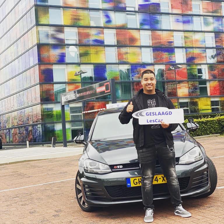 Rijschool LesCar - Geslaagd in een sportieve auto!