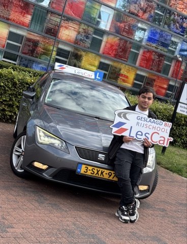 Wanis is geslaagd voor zijn rijexamen