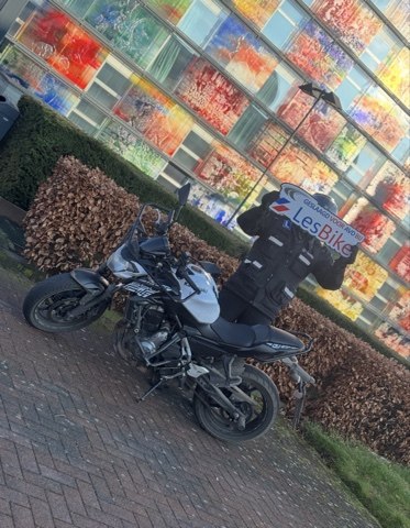 Chakir is geslaagd bij rijschool LesCar Hilversum