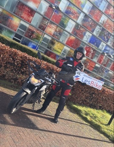 Ricardo is geslaagd bij Rijschool LesCar Hilversum