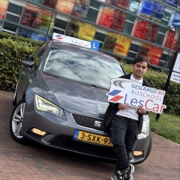 Wanis is geslaagd voor zijn rijexamen